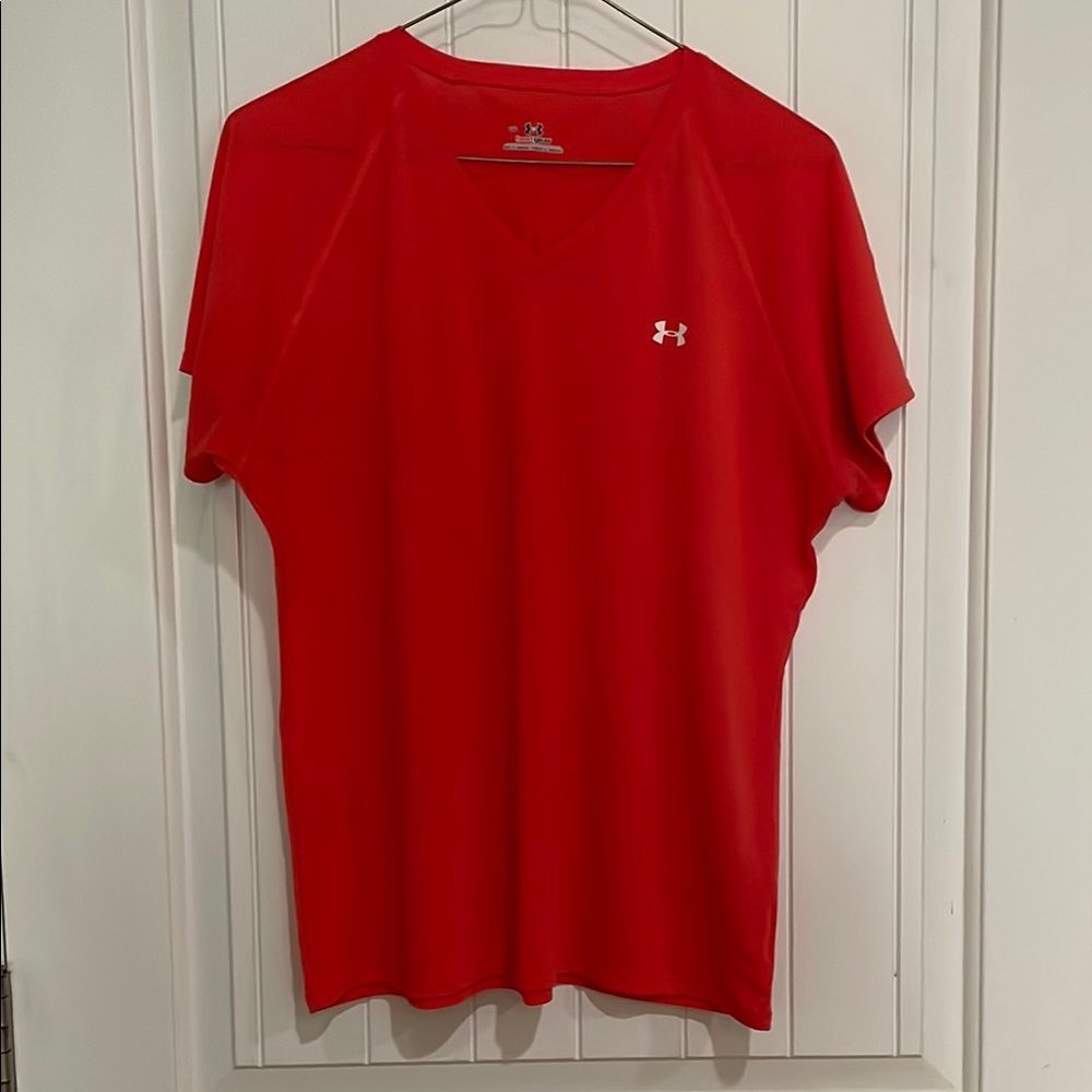 Under Armour Scarlet V-Neck Tee large